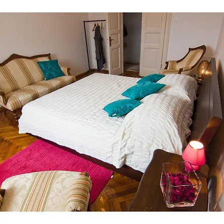 Lux Marmont Terace 2 *